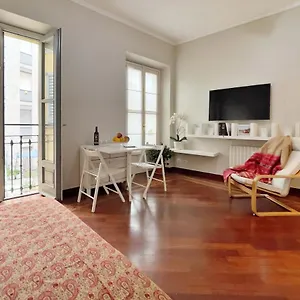 Chic 1bdr With Shared Terrace Steps From Duomo By Rentopolis , Milano Italia
